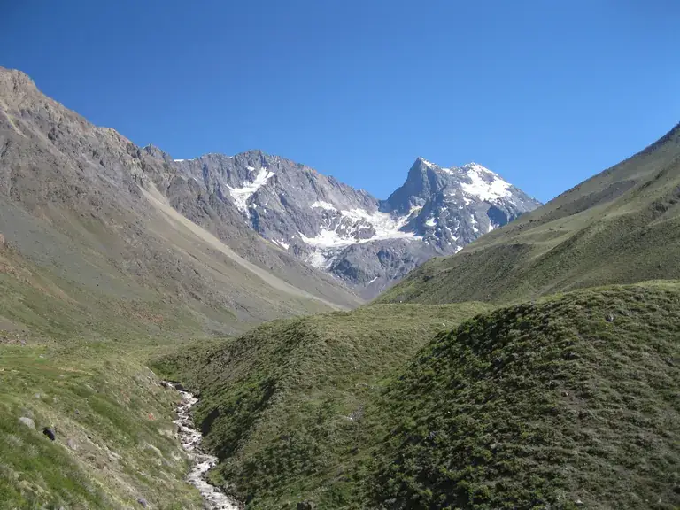 The valley of the Morales stream leading to El Morado, Cajón del Maipo