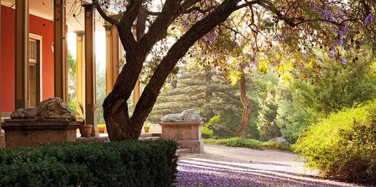 A path through the gardens of Viña Santa Rita
