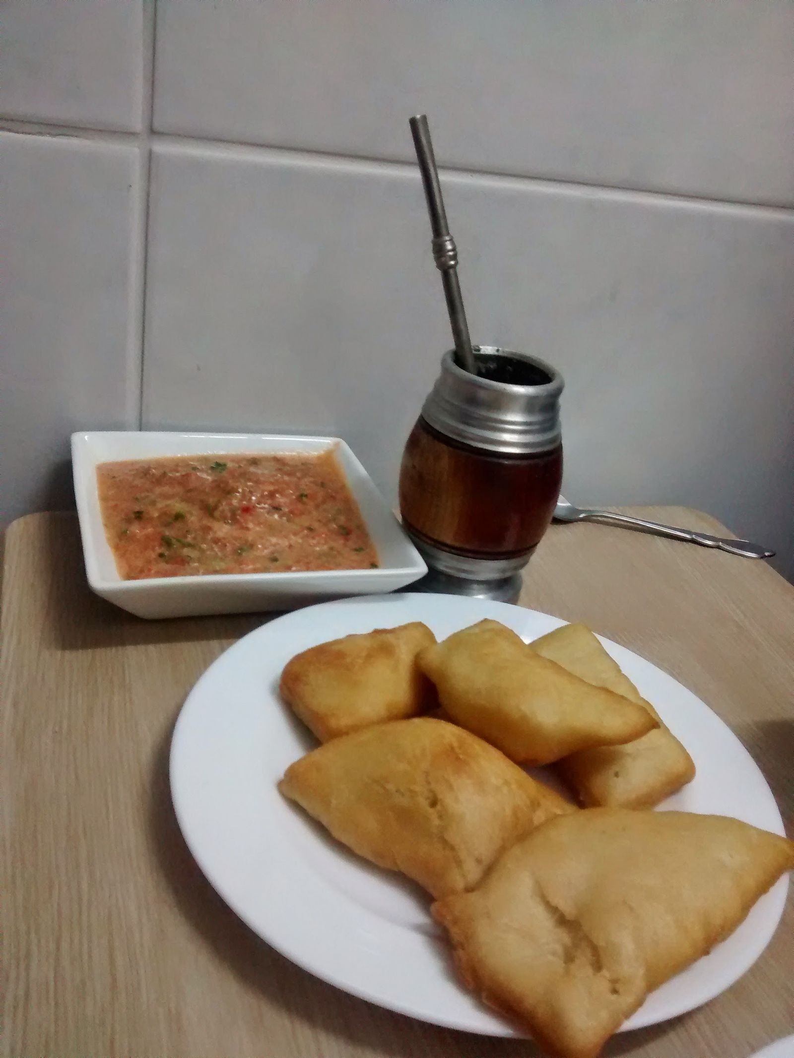 Sopaipillas with pebre and a mate